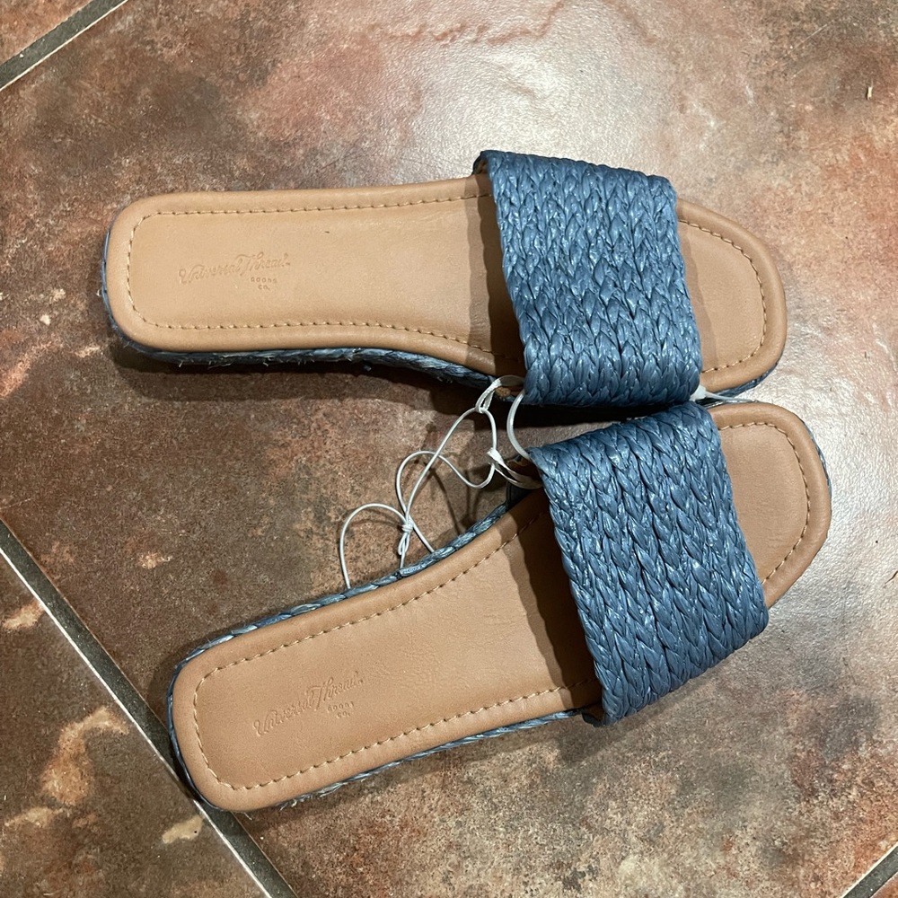 Universal thread sandals